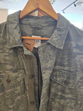 Cargar imagen en el visor de la galería, CHAQUETA GAP ESTAMPADO CAMUFLAJE
