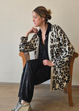 Cargar imagen en el visor de la galería, CHALECO ANIMAL PRINT ABIERTO
