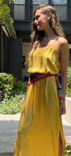 Cargar imagen en el visor de la galería, Mujer usando vestido camisero largo con encaje color AMARILLO.
