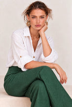 Cargar imagen en el visor de la galería, Pantalón de lino con botón verde 100% lino wide leg Fran del Solar
