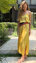 Cargar imagen en el visor de la galería, Mujer usando vestido camisero largo con encaje color AMARILLO.

