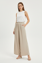 Cargar imagen en el visor de la galería, Pantalón ancho beige mujer estilo verano
