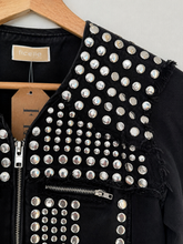 Cargar imagen en el visor de la galería, Chaqueta Negra con Tachas Plateadas ♻️
