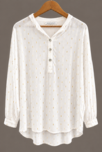 Cargar imagen en el visor de la galería, Blusa Detalles Dorados Oversize blanca con pequeñas líneas y puntos dorados, vista frontal
