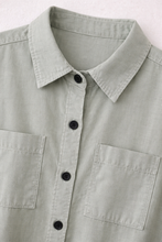 Cargar imagen en el visor de la galería, detalle cuello camisa lyocell verde mujer botones negros
