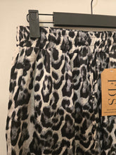 Cargar imagen en el visor de la galería, PANTALON SATIN ANIMAL PRINT
