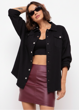 Cargar imagen en el visor de la galería, Mujer usando chaqueta jeans negra estilo oversize, combinada con polera blanca y jeans azules, look urbano casual Fran del Solar
