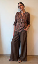 Cargar imagen en el visor de la galería, BLUSA ANIMAL PRINT
