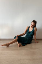 Cargar imagen en el visor de la galería, VESTIDO GAMUZA VERDE
