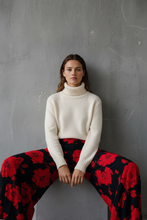 Cargar imagen en el visor de la galería, Pantalon Flores Rojas
