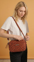 Cargar imagen en el visor de la galería, Cartera Cuero Animal Print
