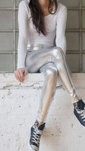 Cargar imagen en el visor de la galería, LEGGING PLATEADA
