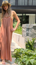 Cargar imagen en el visor de la galería, Vestido camisero largo con encaje color salmón — tirantes regulables, estilo fresco de verano.
