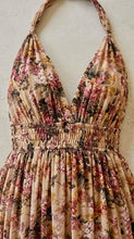Cargar imagen en el visor de la galería, Detalle de vestido floral beige de algodón con cintura elasticada tipo smocking
