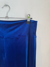 Cargar imagen en el visor de la galería, Pantalon Terciopelo Azul Rey

