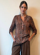 Cargar imagen en el visor de la galería, BLUSA ANIMAL PRINT
