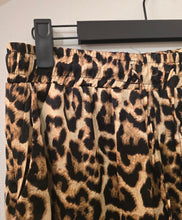 Cargar imagen en el visor de la galería, PANTALON SATIN ANIMAL PRINT
