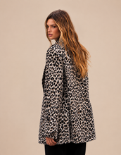 Cargar imagen en el visor de la galería, Blazer mujer animal print leopardo oversize
