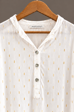 Cargar imagen en el visor de la galería, Detalle de Blusa Detalles Dorados Oversize blanca con diseño dorado
