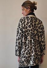 Cargar imagen en el visor de la galería, CHALECO ANIMAL PRINT ABIERTO
