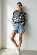 Cargar imagen en el visor de la galería, Blusa Satin Animal Print
