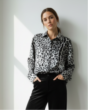 Cargar imagen en el visor de la galería, Blusa Satin Animal Print
