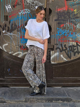 Cargar imagen en el visor de la galería, PANTALON ALGODON ANIMAL PRINT BLANCO
