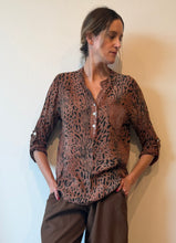 Cargar imagen en el visor de la galería, BLUSA ANIMAL PRINT
