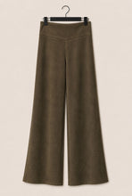 Cargar imagen en el visor de la galería, Pantalon Gamuza Verde Musgo
