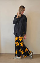 Cargar imagen en el visor de la galería, PANTALON SOFIA TERCIOPELO FLORES AMARILLAS
