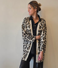 Cargar imagen en el visor de la galería, CHALECO ANIMAL PRINT ABIERTO
