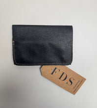 Cargar imagen en el visor de la galería, Tabaquera 100% Cuero (Varios Colores)
