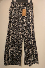 Cargar imagen en el visor de la galería, PANTALON SATIN ANIMAL PRINT

