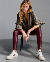 Cargar imagen en el visor de la galería, Legging Cuerina Forrada Burdeo
