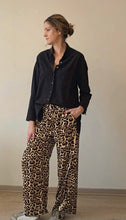 Cargar imagen en el visor de la galería, PANTALON SATIN ANIMAL PRINT

