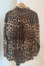 Cargar imagen en el visor de la galería, Blusa Satin Animal Print

