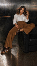 Cargar imagen en el visor de la galería, Pantalon Gamuza Camel
