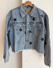 Cargar imagen en el visor de la galería, CHAQUETA JEANS ESTRELLAS

