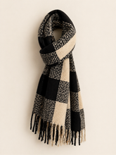 Cargar imagen en el visor de la galería, bufanda cuadrille mujer negro beige con flecos invierno
