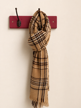 Cargar imagen en el visor de la galería, bufanda cuadrille camel mujer con flecos elegante invierno
