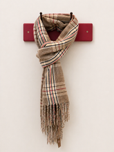 Cargar imagen en el visor de la galería, bufanda camel cuadrille con lineas rojas mujer elegante invierno
