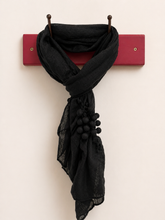 Cargar imagen en el visor de la galería, bufanda negra con pompones mujer elegante invierno
