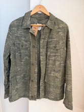 Cargar imagen en el visor de la galería, CHAQUETA GAP ESTAMPADO CAMUFLAJE
