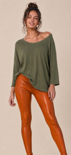 Cargar imagen en el visor de la galería, Legging cuerina camel texturizada tiro alto mujer Fran del Solar
