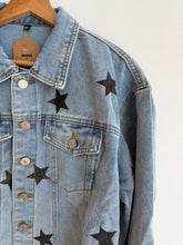 Cargar imagen en el visor de la galería, CHAQUETA JEANS ESTRELLAS
