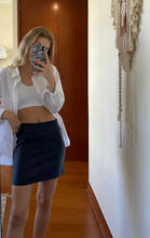 Cargar imagen en el visor de la galería, FALDA CORTA CUERINA AZUL MARINO
