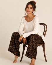 Cargar imagen en el visor de la galería, Pantalon Animal Print Cafe
