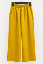 Cargar imagen en el visor de la galería, Pantalón de lino recto mostaza mujer con pretina elasticada y bolsillos - Fran del Solar
