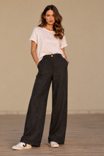 Cargar imagen en el visor de la galería, Pantalón de lino con botón negro 100% lino wide leg Fran del Solar
