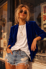 Cargar imagen en el visor de la galería, Blazer Terciopelo Mujer Largo Azul Rey – Fran del Solar
